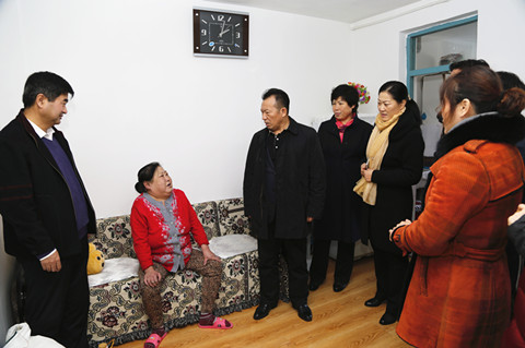 在吴凤霞家中杨枫详细询问老人的身体状况及子女就业和生活情况