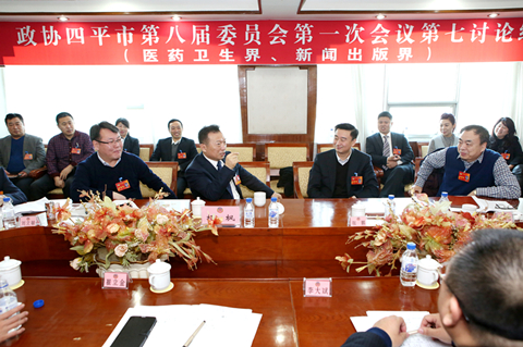 杨枫参加市政协八届一次会议分组讨论